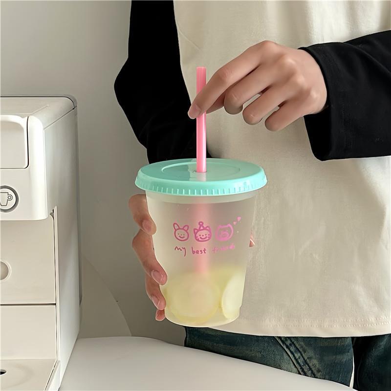Original design! Cute straw cup, plastic water cup, large-capacity coffee, portable cup with a girlish heart Application Scenario