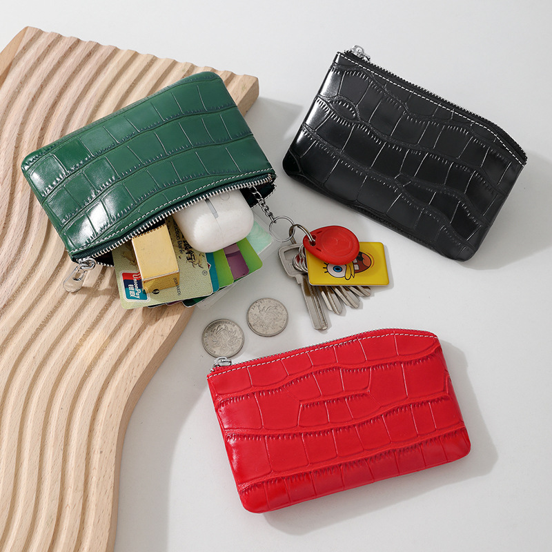 The new crocodile-patterned organ card case features a large capacity and multiple card slots for storing certificates, a card holder for driver's licenses, and a fashionable card holder full figure