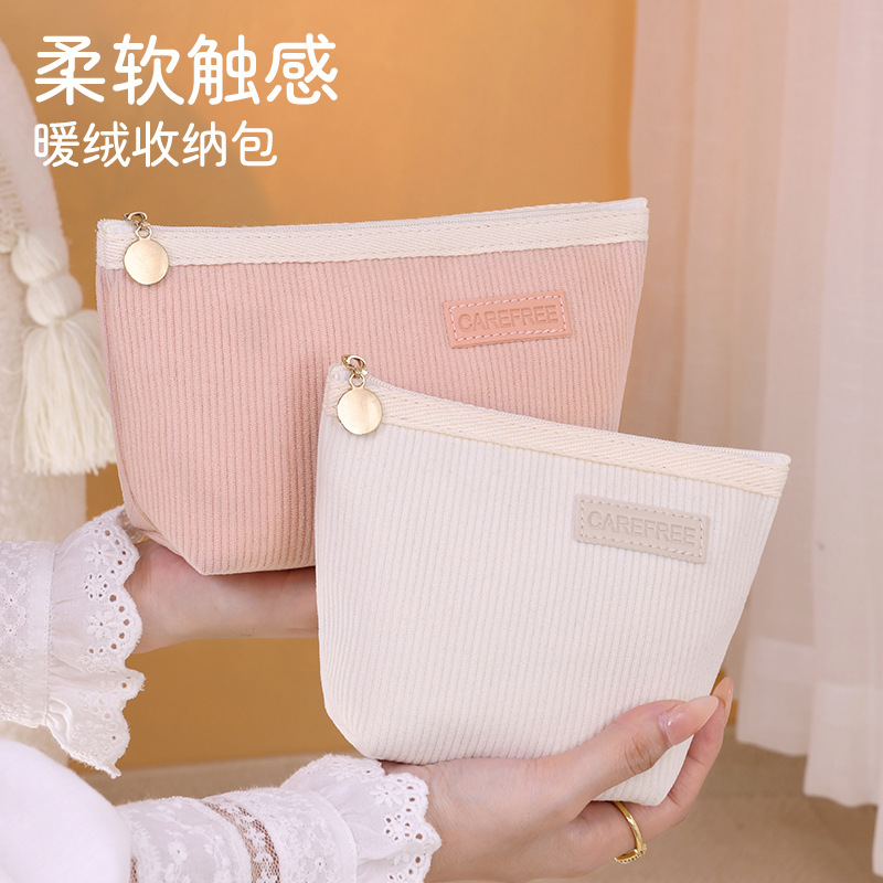 This is a portable cosmetic storage bag with a small inner liner for loose change, lipstick, powder compact, sanitary napkins and data cables Specification drawing