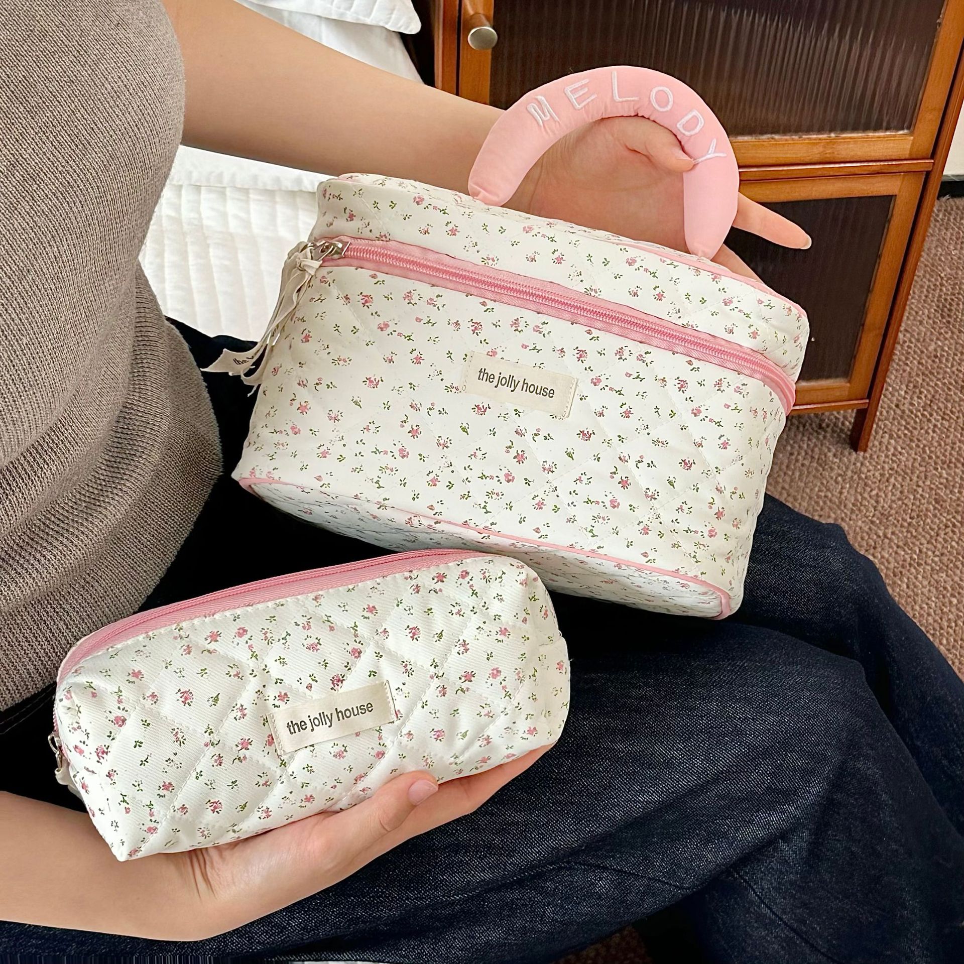 Pink and green floral makeup bag, summer fresh and clean large-capacity hand-held toiletry bag, portable skin care product storage bag for going out Specification drawing