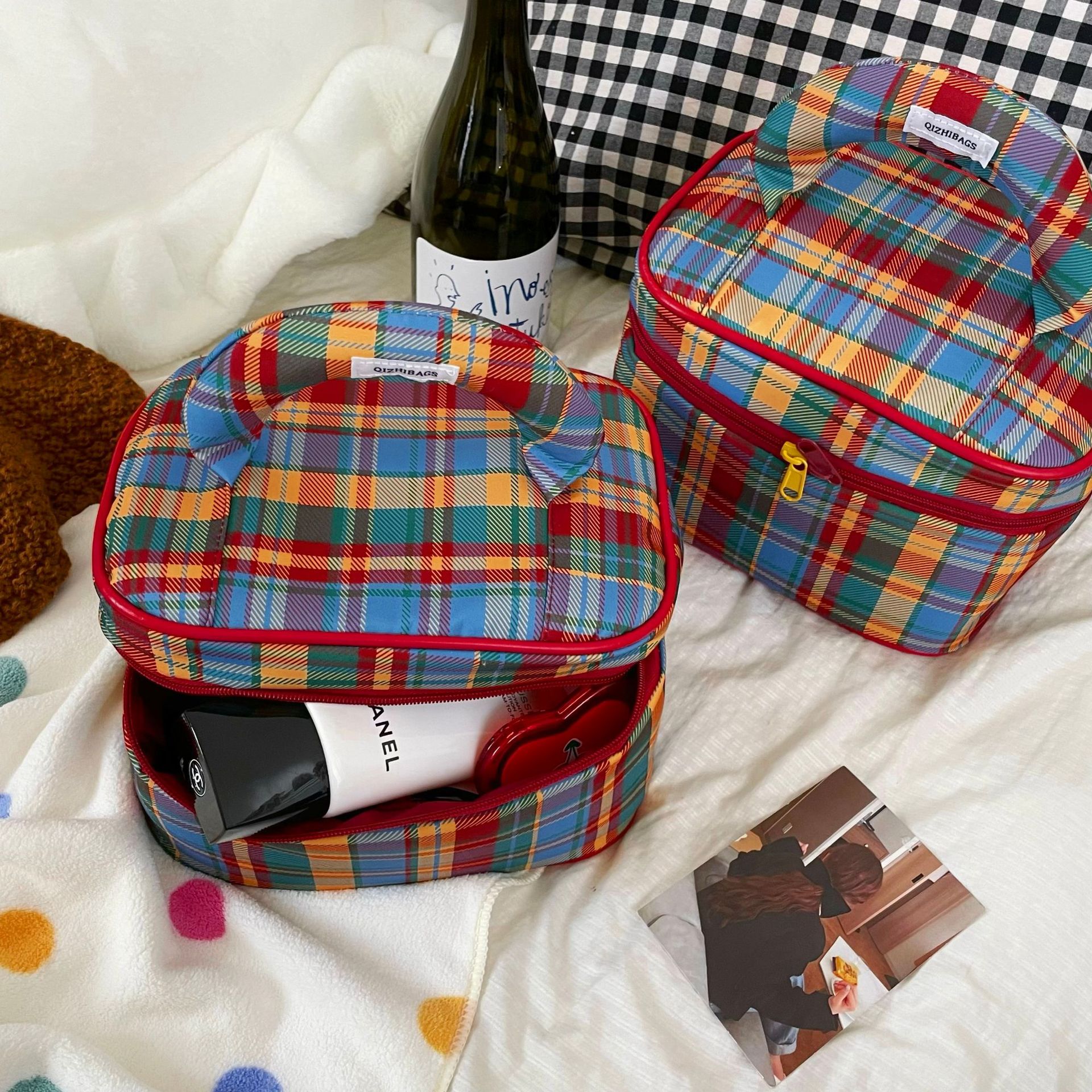 High-end retro checkered makeup bag, portable large-capacity zoned storage bag, travel and outings hand-held toiletry bag details Picture