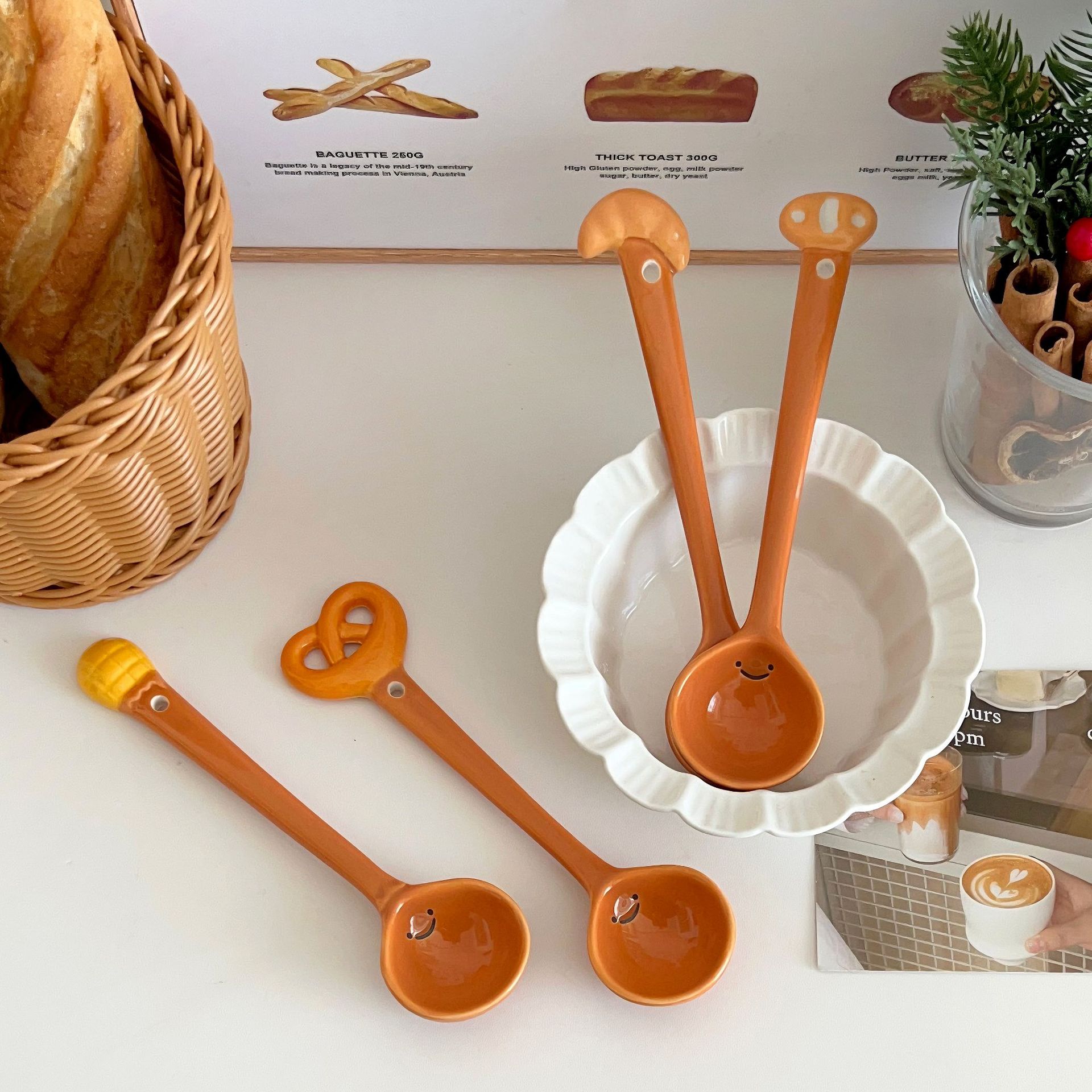 Bestseller! High-quality ceramic spoon, three-dimensional bread, cartoon cute spoon, small soup spoon for eating, rice spoon Specification drawing