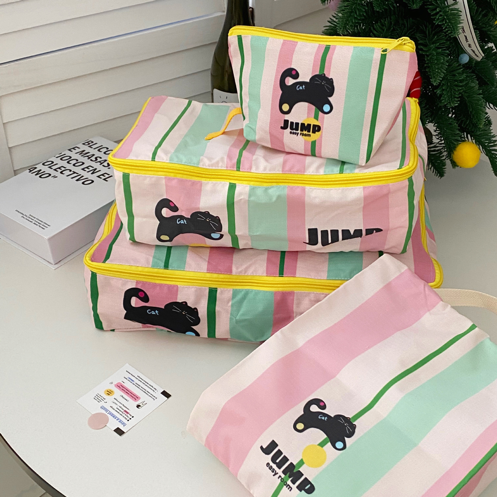 Checkered cat travel storage bag, clothing luggage organizing bag, clothing sorting bag, mini waterproof ID bag Application Scenario