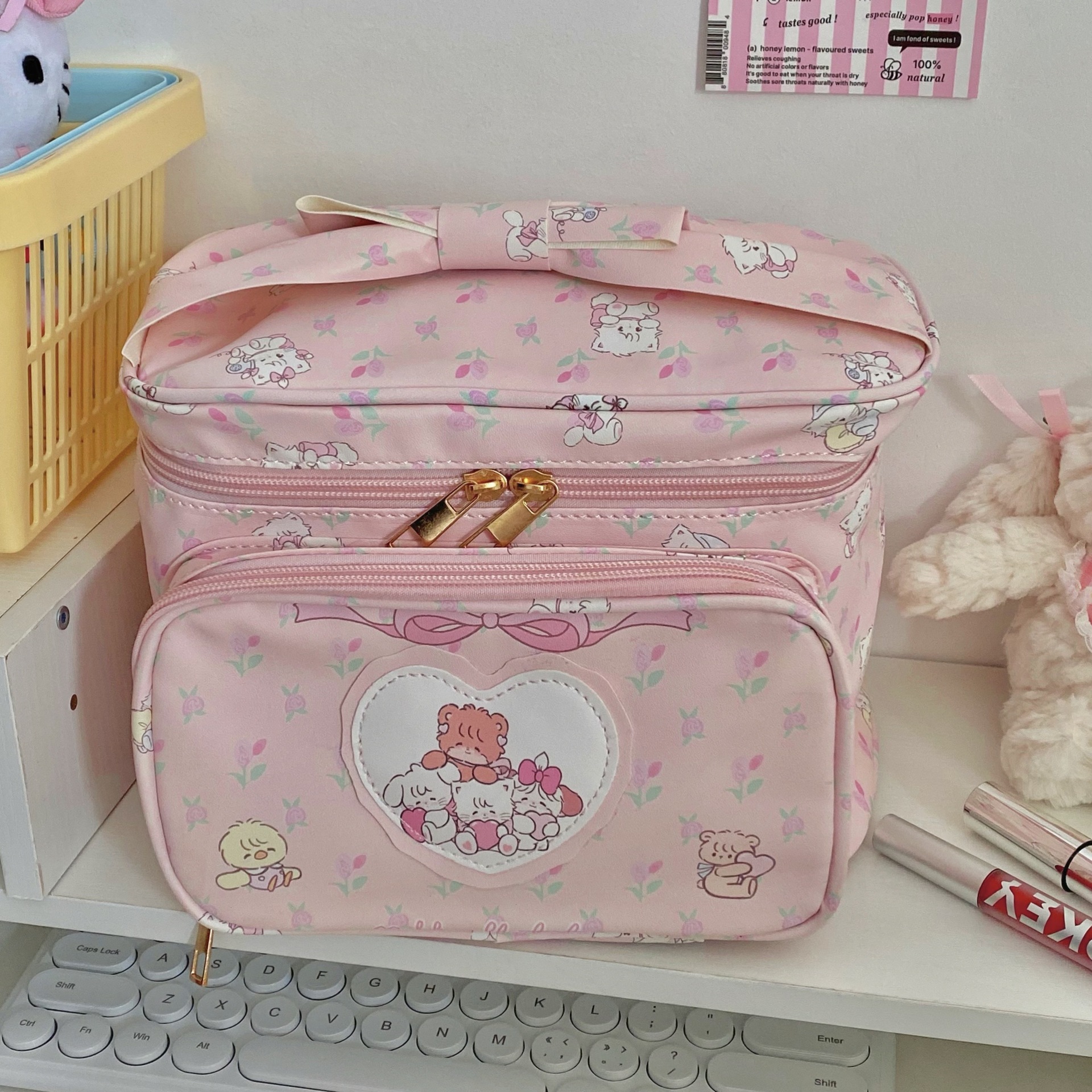 Internet celebrity bestseller ~2024 New style girlish makeup bag, storage bag, large capacity, cute animal square handbag Application Scenario