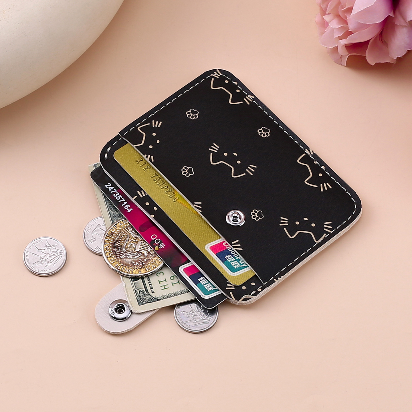 The new simple little cat card case is cute for girls. It's a small ID card case with a large capacity and multiple slots. It holds a driver's license and is a coin purse for men details Picture