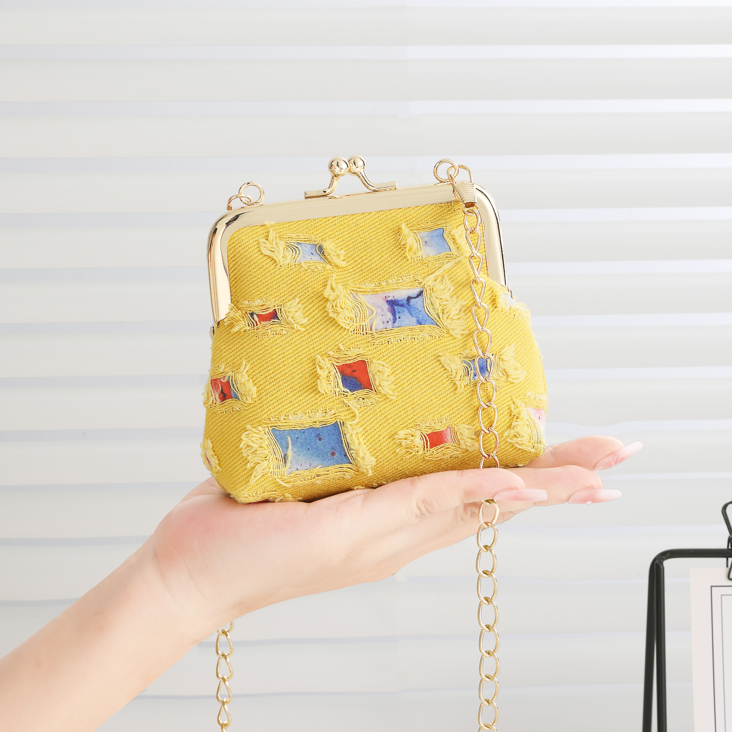 The new off-the-shoulder bag for women is a niche summer model with a large capacity and personalized canvas. It is a high-end chain single-shoulder bag that is lightweight details Picture