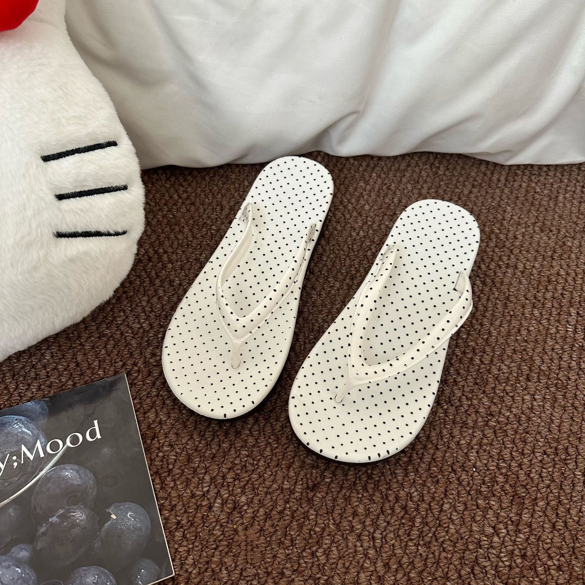 ins Polka dot herpesho women's 2025 new versatile beach slippers, summer outerwear soft-soled thick-soled slippers Application Scenario