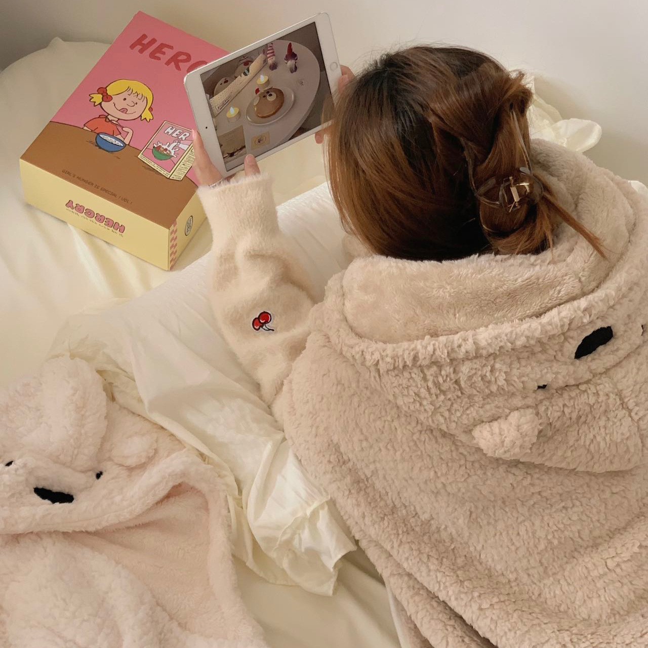 ins Cute koala shawl, student dormitory home, thick and warm blanket for autumn and winter, hooded velvet blanket, nap blanket Application Scenario