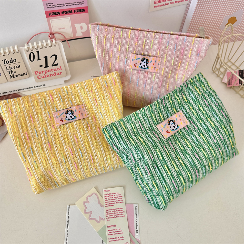 49293 Little Chanel-style woven makeup bag, high-end hand-held skincare product storage bag, travel and business trip toiletries bag Application Scenario