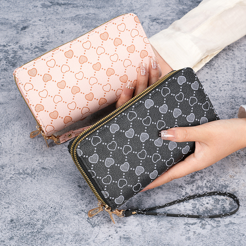 New large-capacity double-pull women's storage bag with a heart, multi-functional mobile phone bag and loose change hand-held bag Application Scenario
