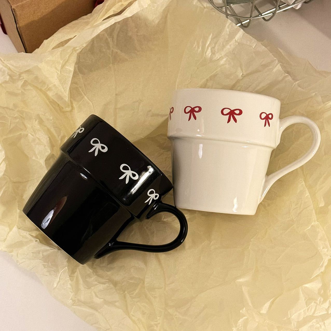 Creative hand-painted bow mugs, ins niche high-end cups, home couple coffee cups, ceramic water cups Item Picture