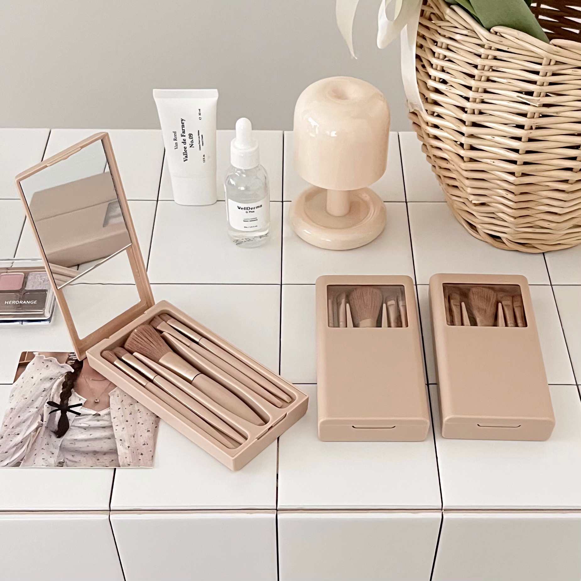 Mini portable makeup brush set, travel complete set, 5 pieces, including mirror, soft bristle foundation, eyeshadow brush, loose powder brush details Picture