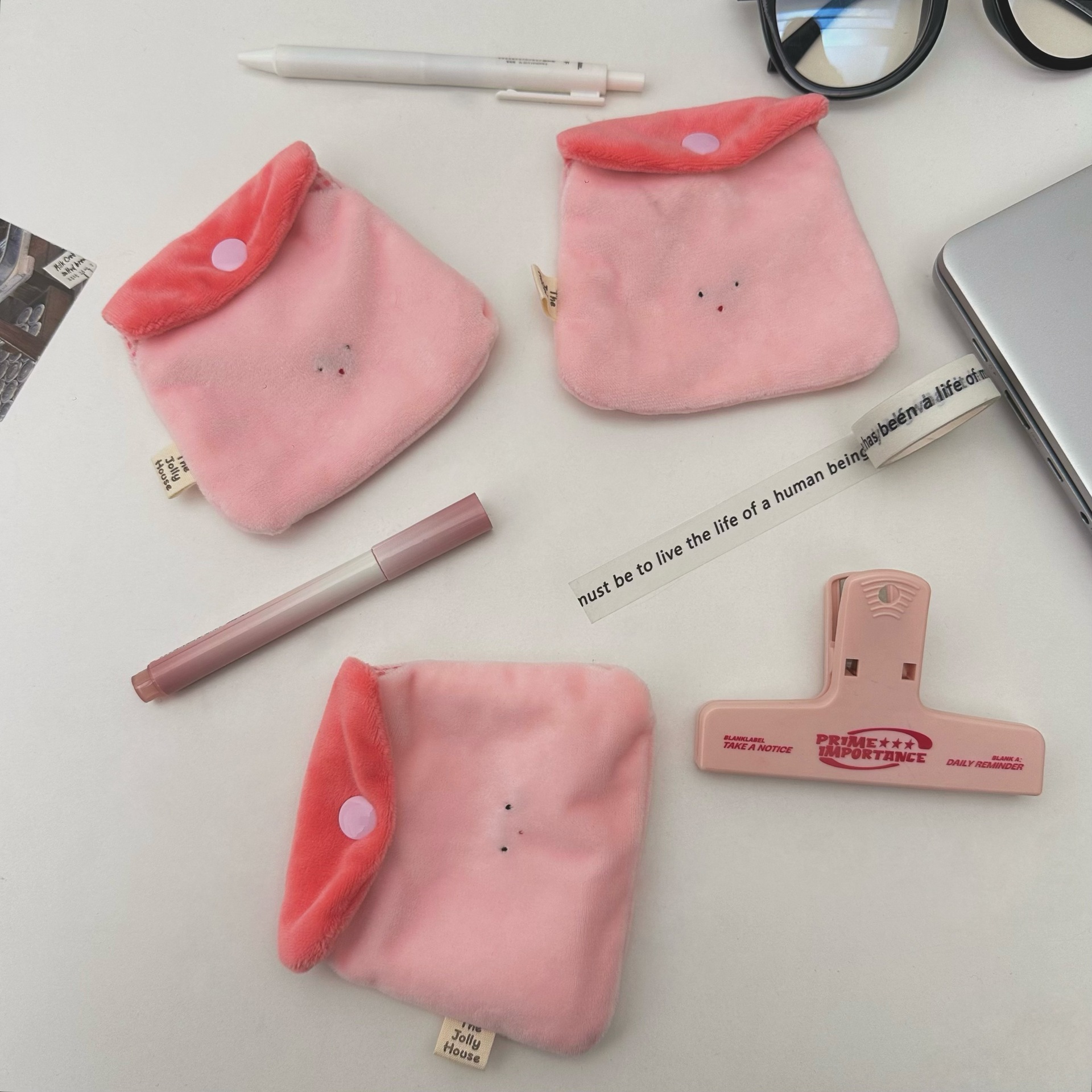 Sweet strawberry pudding coin purse, cartoon cute mini plush portable headphones, ID card portable storage small card case Application Scenario
