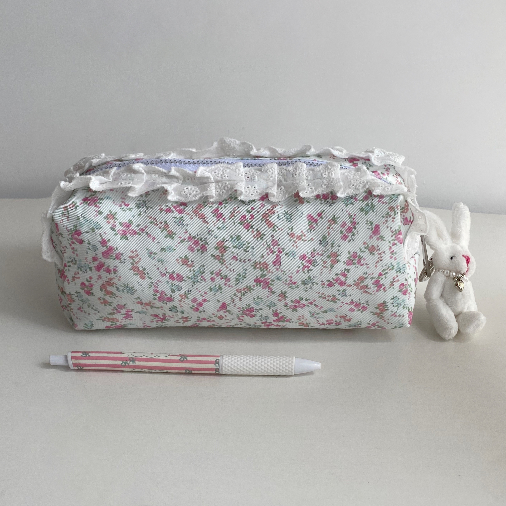 Korean-style lace floral print pen case, a new large-capacity portable student stationery box with high appearance standards and pencil storage bag Application Scenario