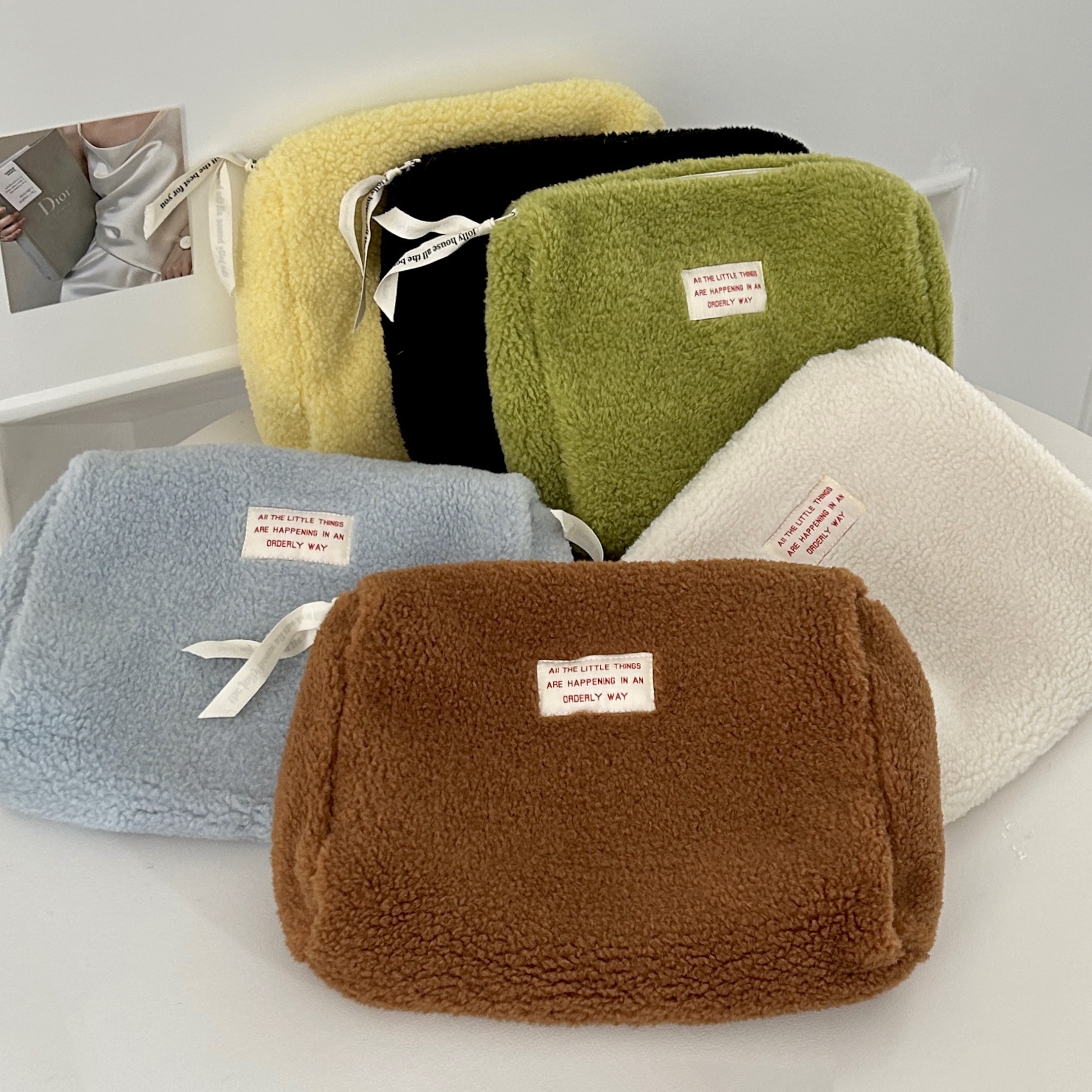 The new lambskin cosmetic bag features an ins style, a girlish heart, a high level of appearance, a large-capacity portable travel storage bag and a clutch Specification drawing