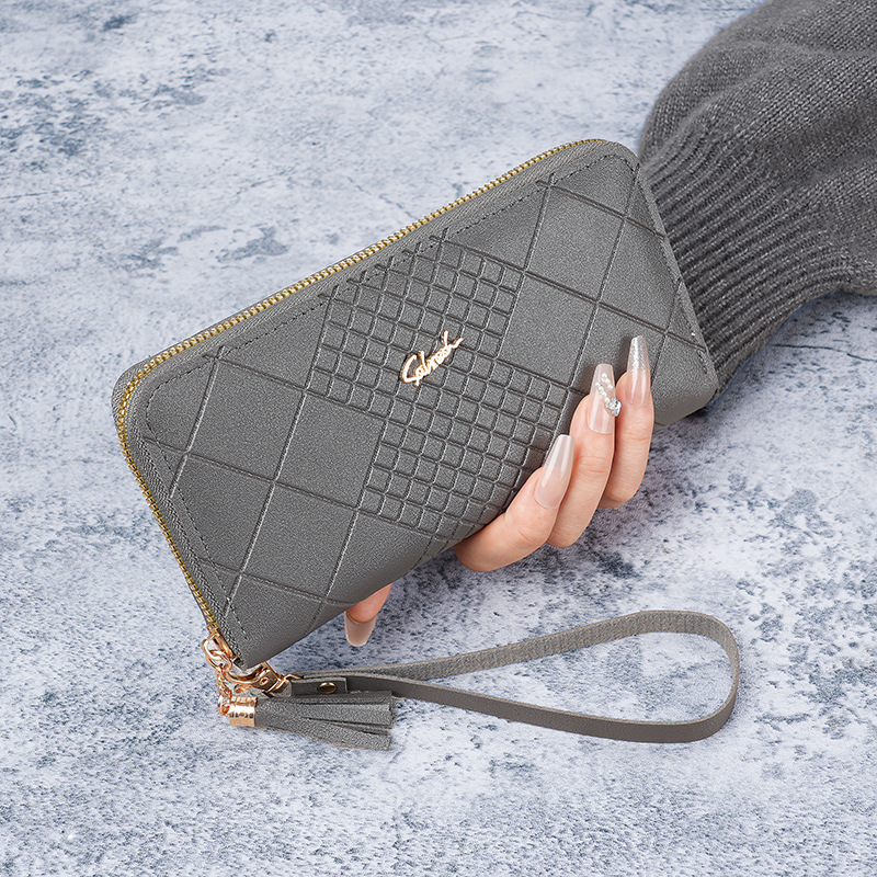 Korean-style long wallet for women, hand-held bag with mobile phone, wallet, cross-border wallet, long embossed zipper clutch for women Application Scenario