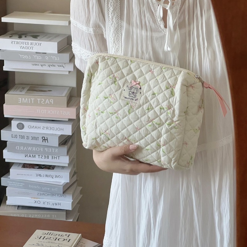 ins Lily of the Valley Makeup Bag, cute large-capacity portable handbag for girls, cosmetics storage bag, travel toiletries bag Application Scenario