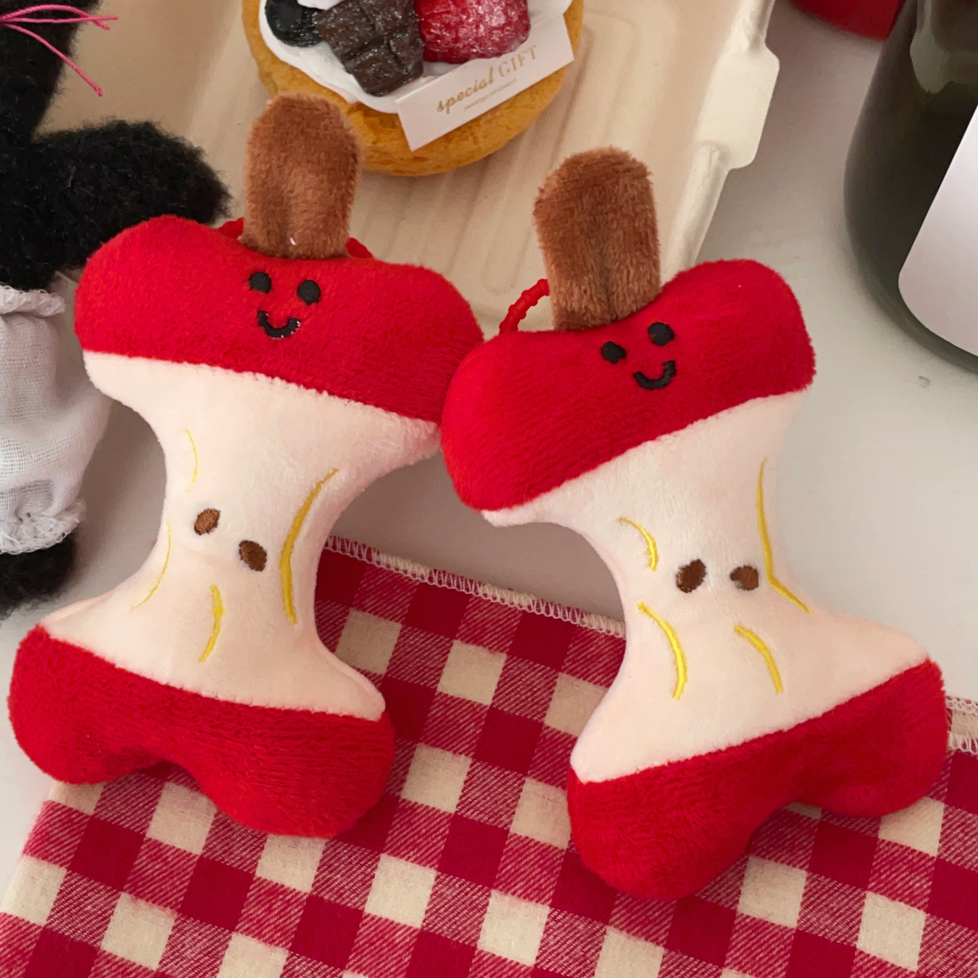 Take a bite of an apple ~ Plush keychain, creative keychain, backpack, hanging doll, figurine, bag, hanging gift for women Application Scenario