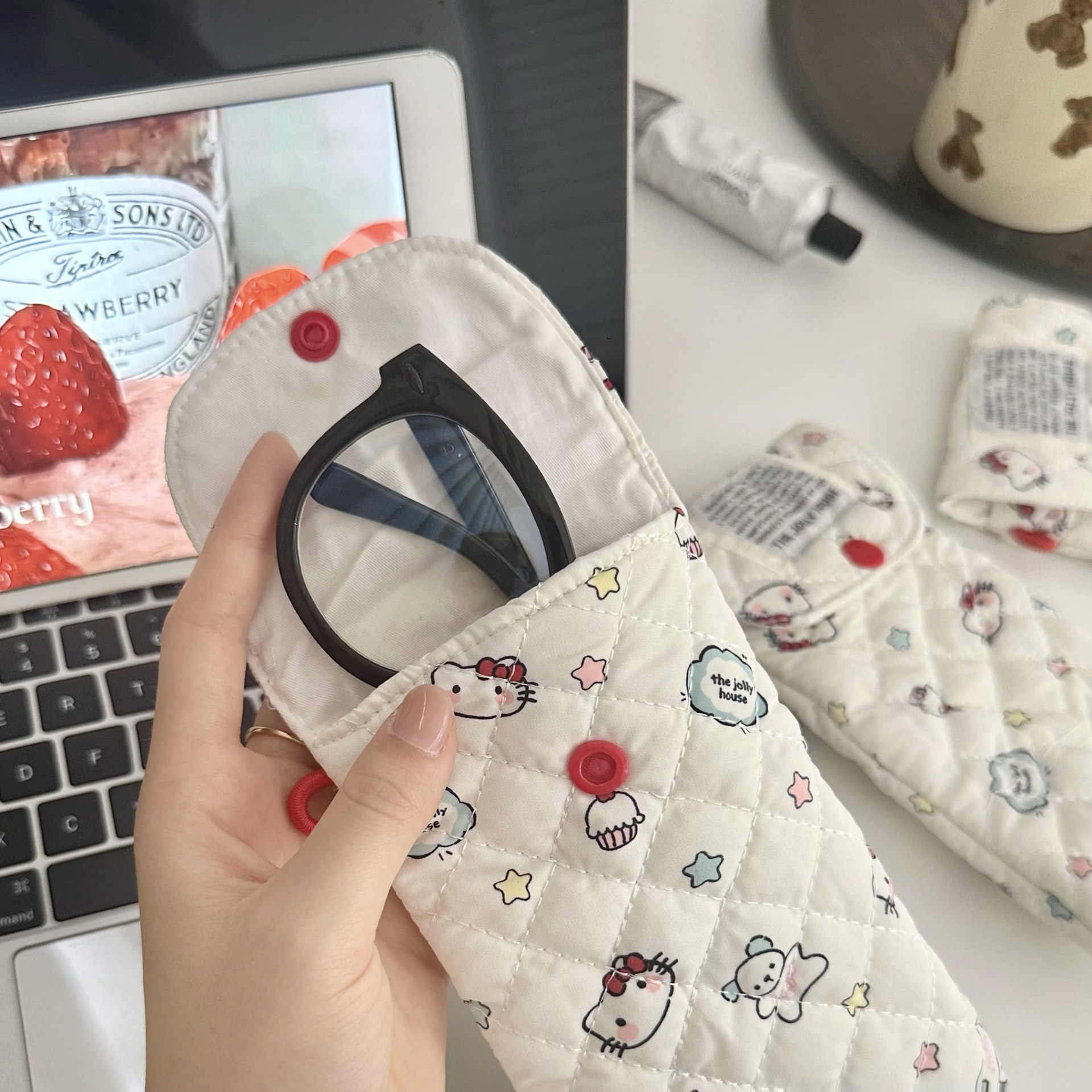 Cartoon cat glasses storage bag, portable cotton-padded pressure-resistant sunglasses bag, sunglasses storage bag, portable glasses case Application Scenario