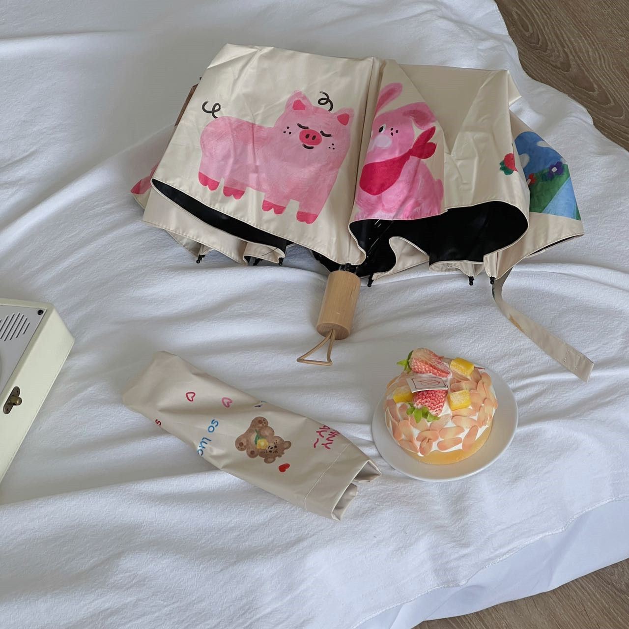 Cartoon bear hand sunshade umbrella, new high appearance level umbrella, couple's all-weather and all-weather sun protection and UV protection umbrella Application Scenario