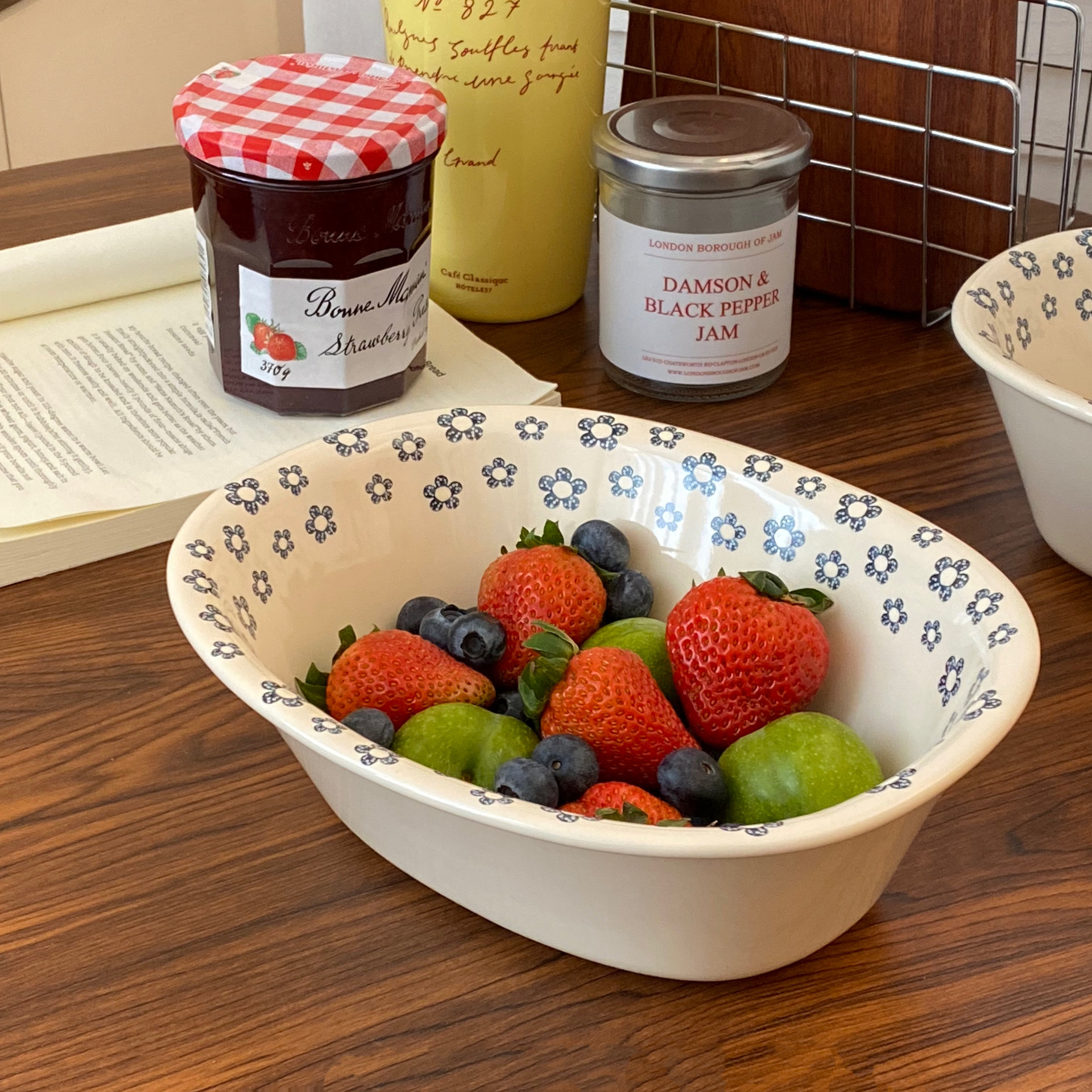 High-quality appearance ceramic bowls, retro small blue flower oval deep bowls, salad bowls, fruit bowls, household tableware, soup bowls, instant noodle bowls details Picture