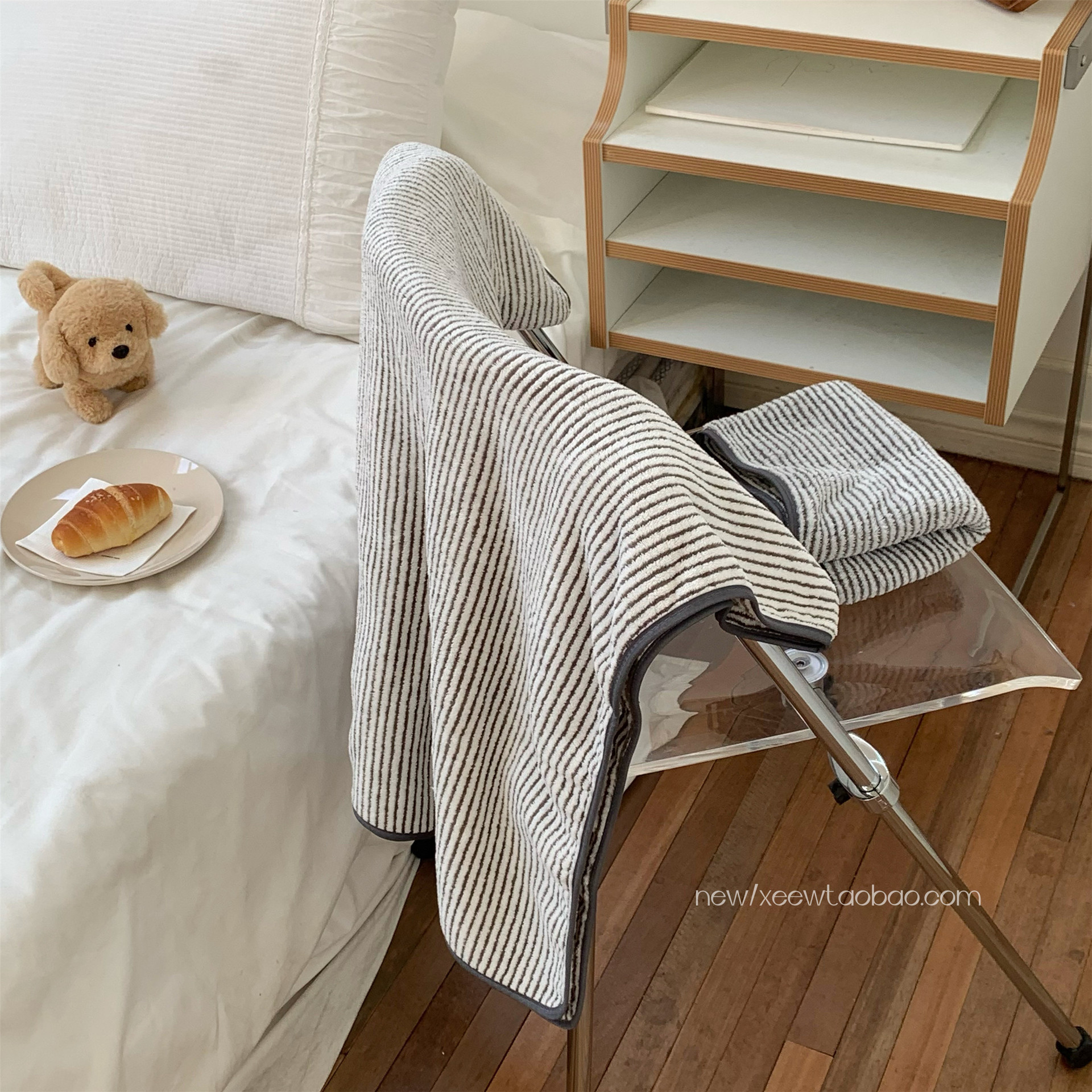The ins minimalist salt-themed cold style household grey striped bath towel can be worn or wrapped. It is a large bath towel that absorbs water quickly and dries quickly full figure