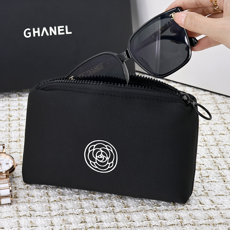 Hand-held makeup bag, camellia portable small size, new high-end lipstick, mobile phone, watch, key, travel storage bag Application Scenario
