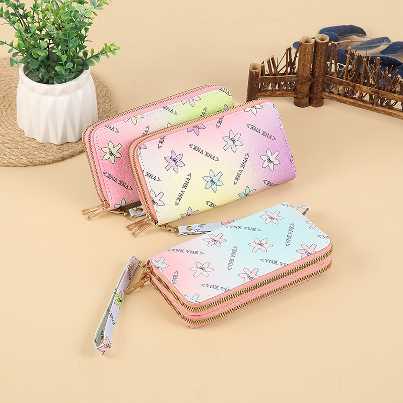 Wholesale of new long double-zipper clutch bags for women, fashionable wallets, large-capacity soft leather wallets, card holders and mobile phone cases Application Scenario