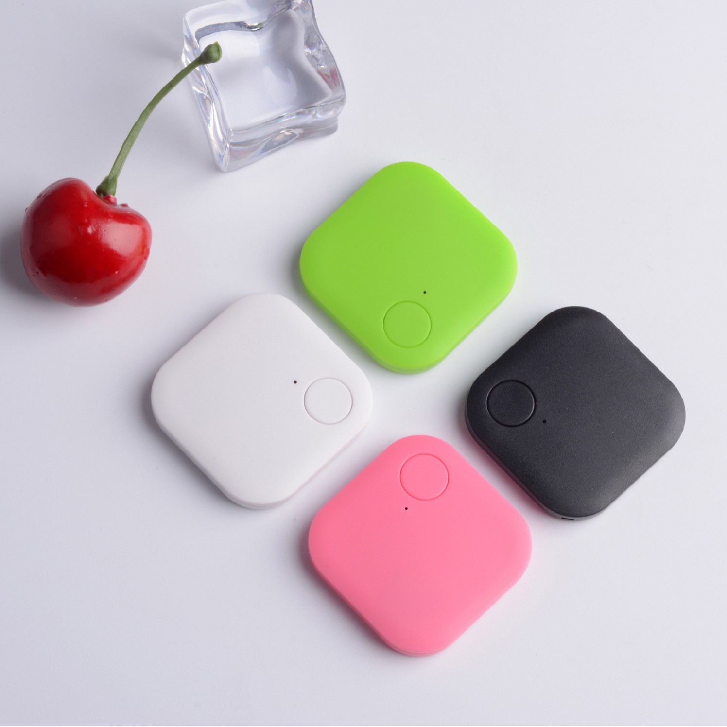 Bluetooth 4.0 Low-power two-way anti-loss square Bluetooth anti-loss device for the elderly, children, pets, mobile phones and other smart devices Application Scenario