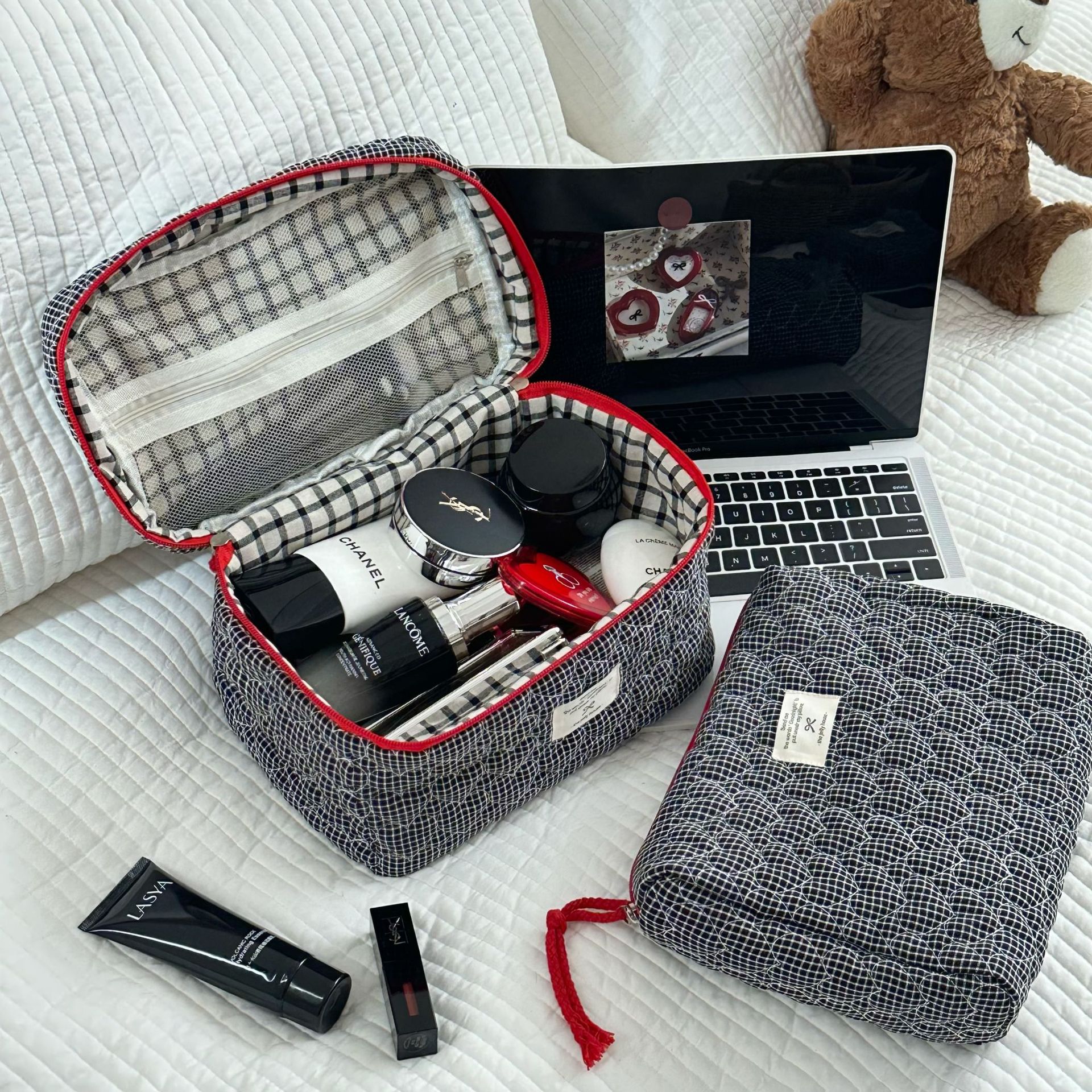 Color-blocking heart-shaped quilted storage bag 2025 New style makeup bag for women, portable large-capacity student cosmetics and toiletries bag Application Scenario