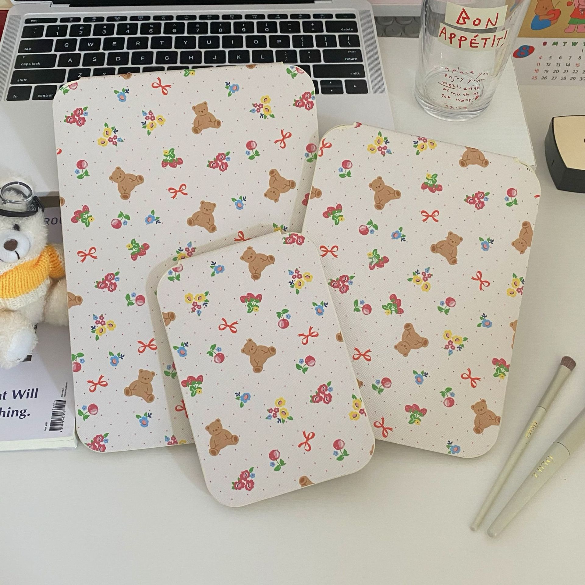 Ins-style cute bear folding mirror, portable mirror, student dormitory home makeup mirror, table-style dressing mirror for girls Application Scenario
