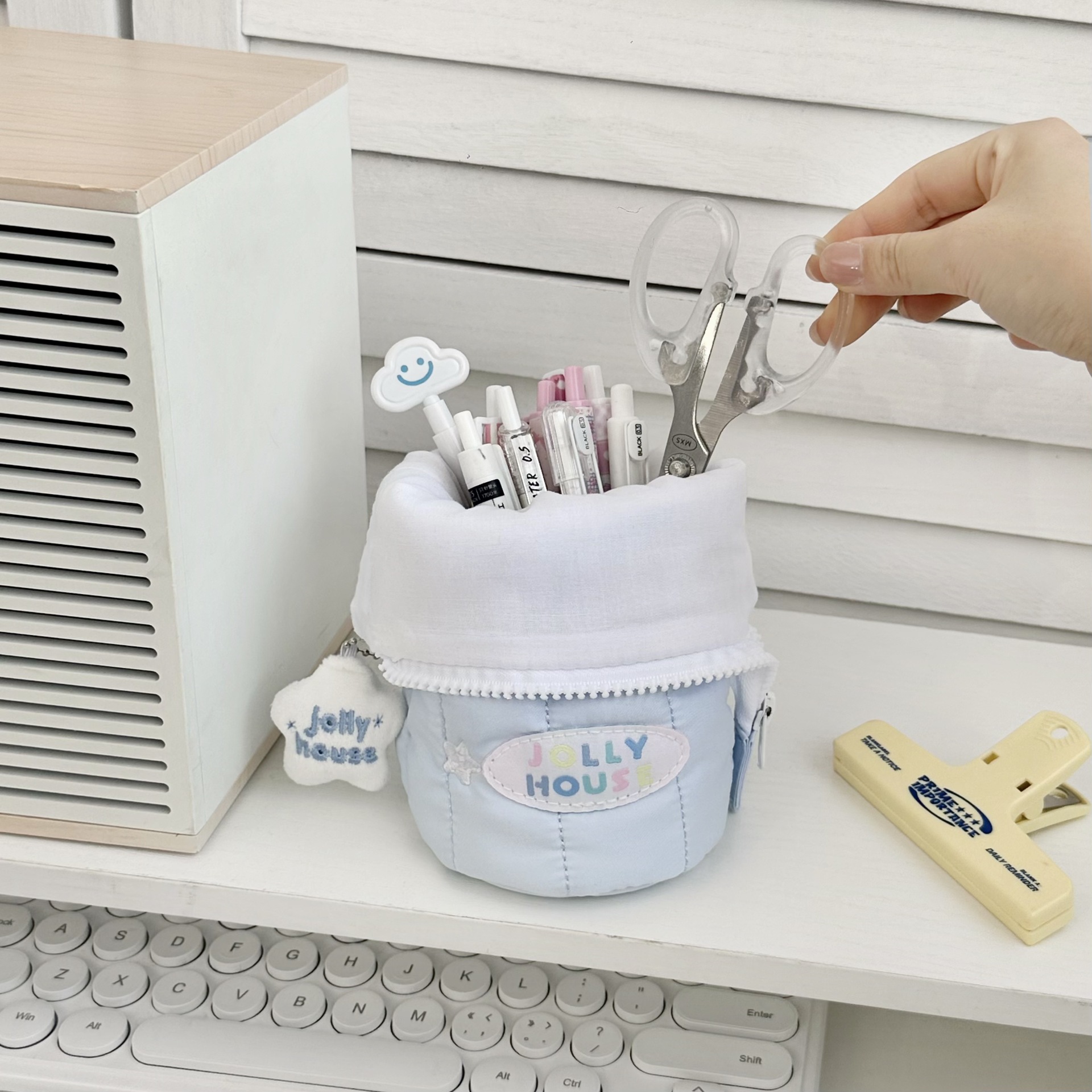 Japanese-style simple pen holder and case, ins style for boys and girls, high school students, large-capacity stationery box, standing stationery bag Application Scenario