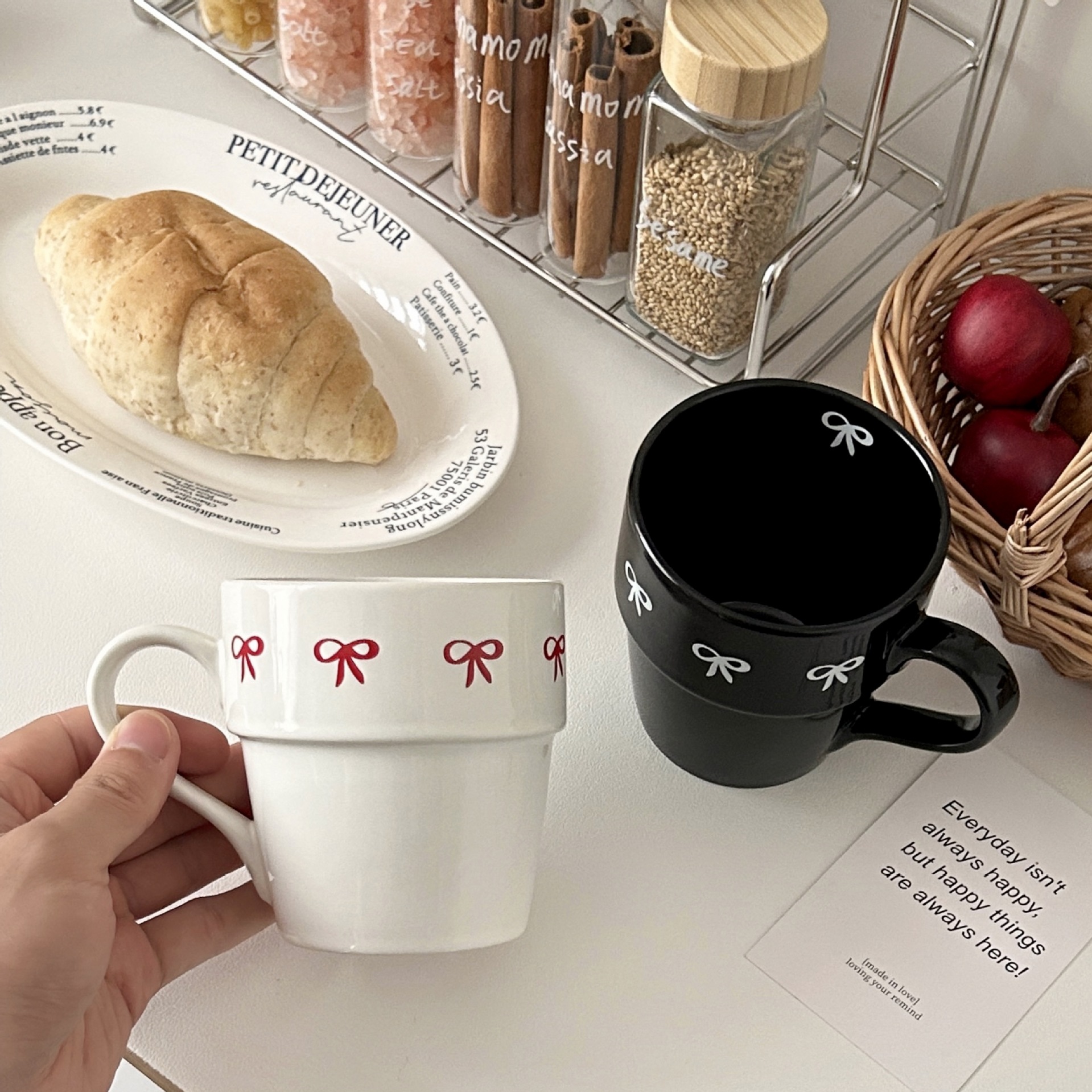 A rare and cute hand-painted bow ceramic coffee cup in Bordeaux red, the same style as a Korean Instagram blogger's birthday gift Specification drawing