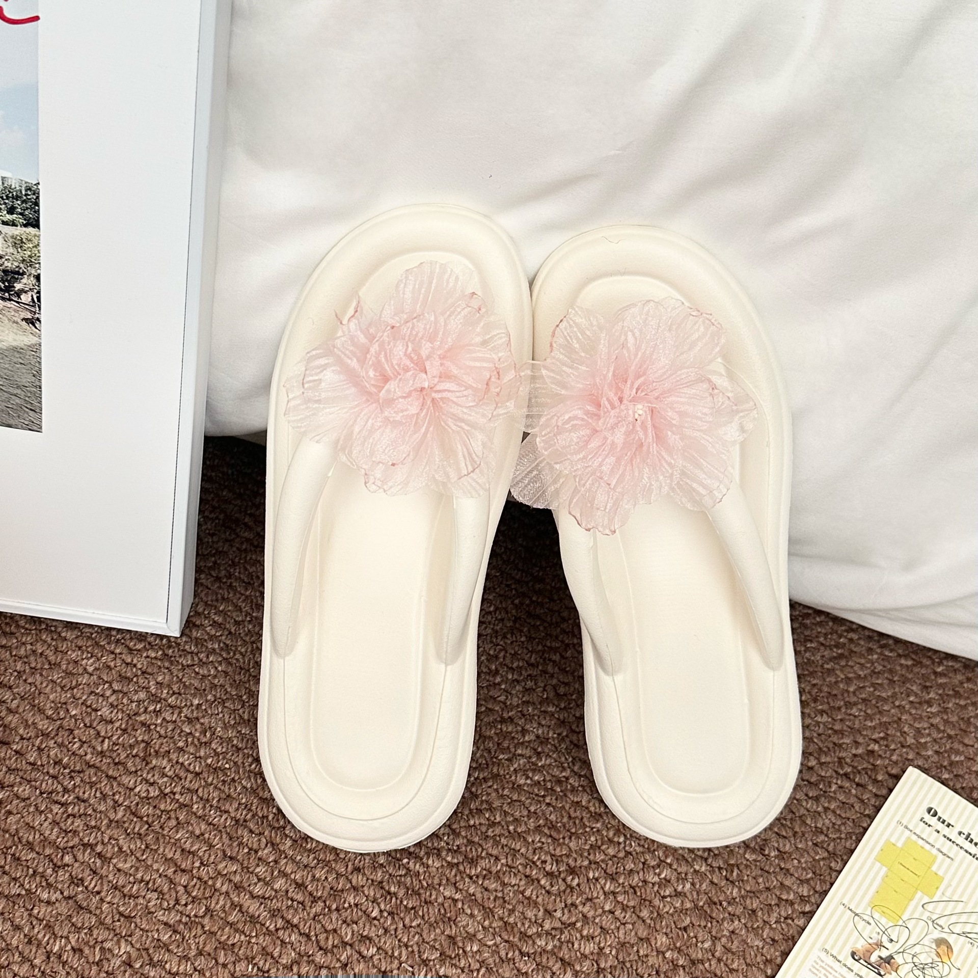 New summer anti-slip EVA soft-soled flip-flops with a sweet and ins-style pink tulle pattern Application Scenario
