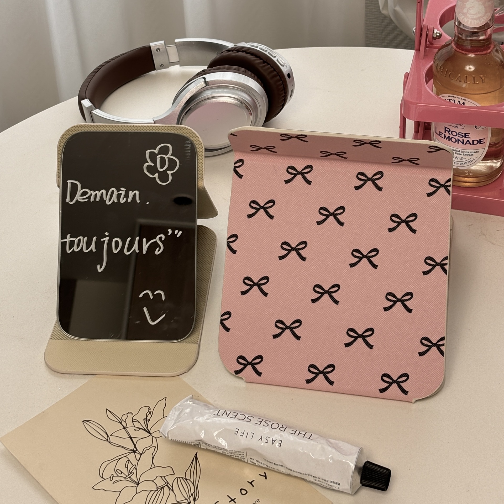 Sweet pink bow makeup mirror, portable small mirror, student dormitory desktop folding mirror table style dressing mirror full figure