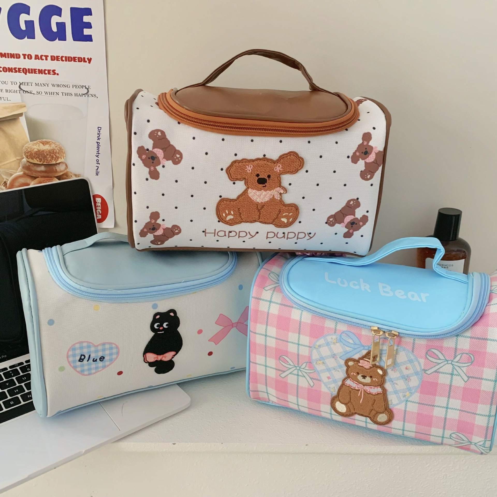 A cute hand-held makeup bag for women, a new 2024 portable large-capacity high-end travel toiletries and skincare storage bag full figure