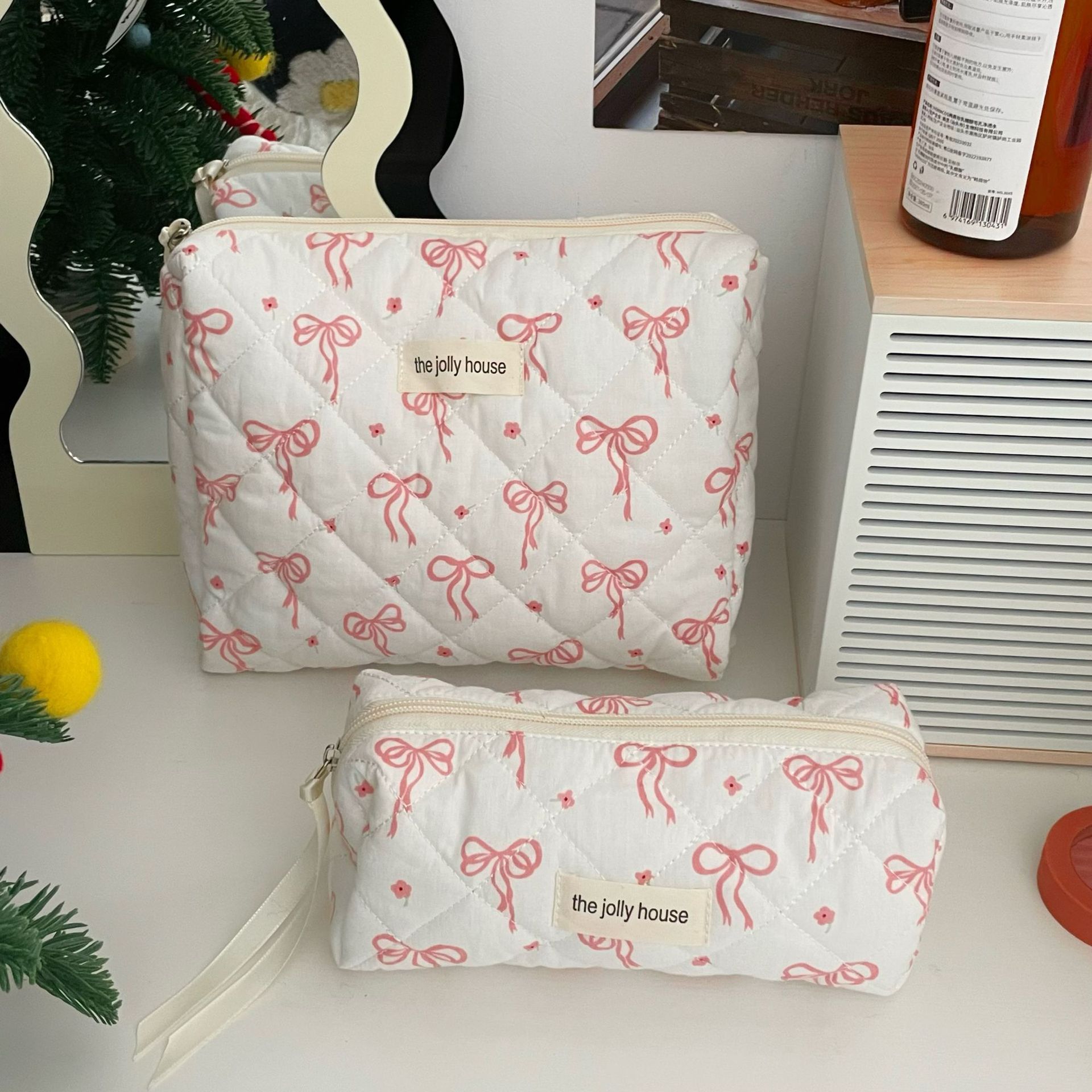 Cross-border flower-shaped bow makeup bag, a sweet Korean version for girls, a portable large-capacity quilted hand-held toiletry bag full figure
