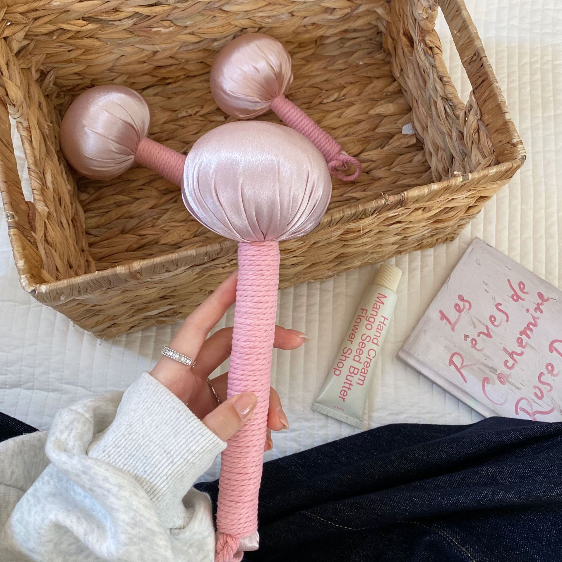 Pink mugwort health hammer, hand-held office massage, shoulder and neck tapping stick, tapping the eight deficiency meridians, tapping the cervical vertebrae full figure