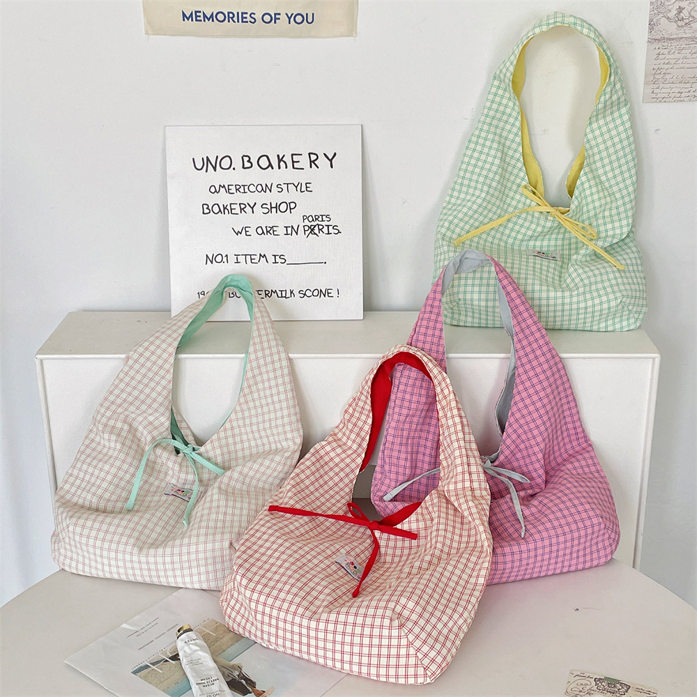 The new 56232 fashionable checkered bag is a fresh and elegant single-shoulder bag for women's armpits with a laid-back style and a large capacity tote bag full figure