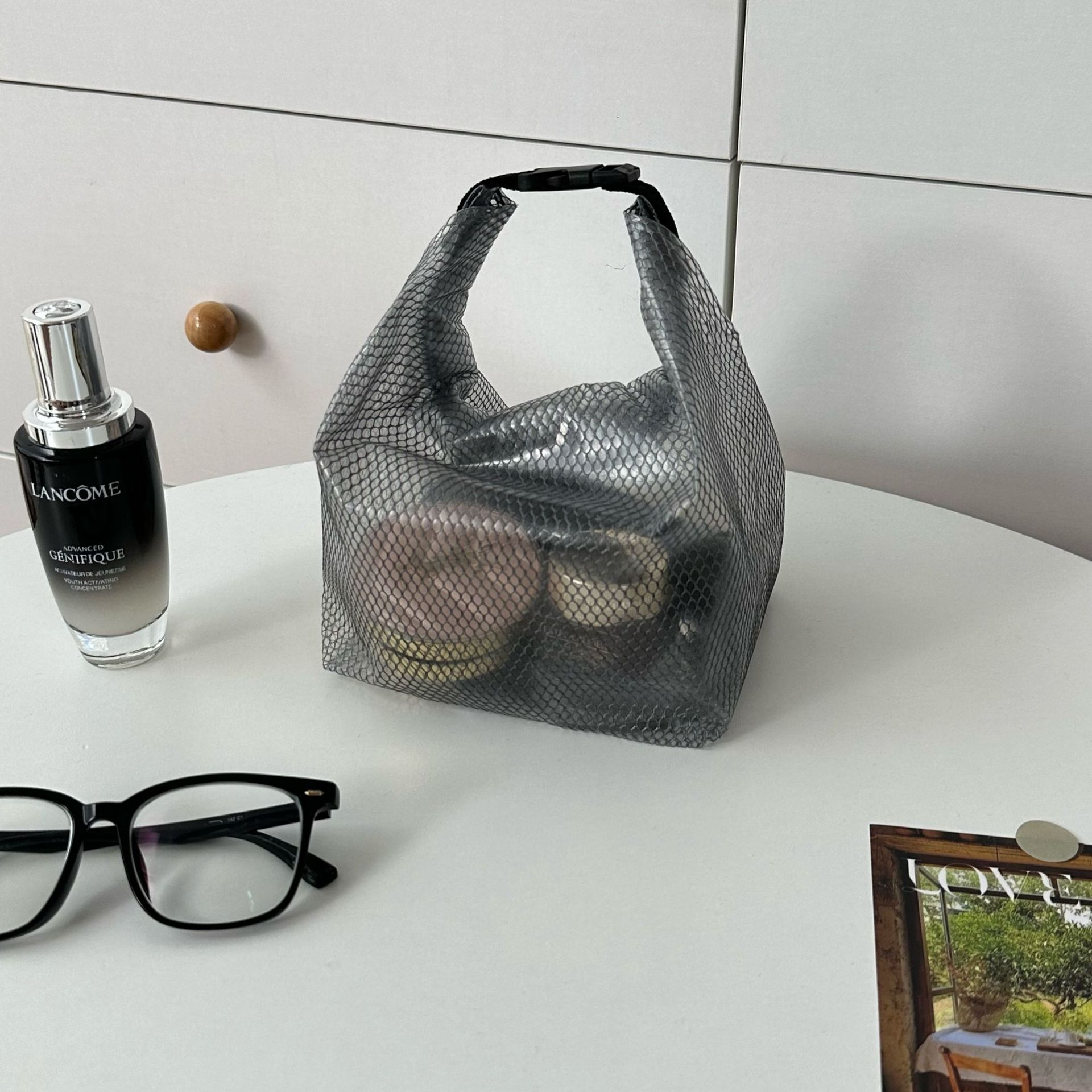 Travel minimalist toiletry bag with large capacity, portable and high-end feel, a 2025 new style cosmetics toiletry bag and storage bag Specification drawing