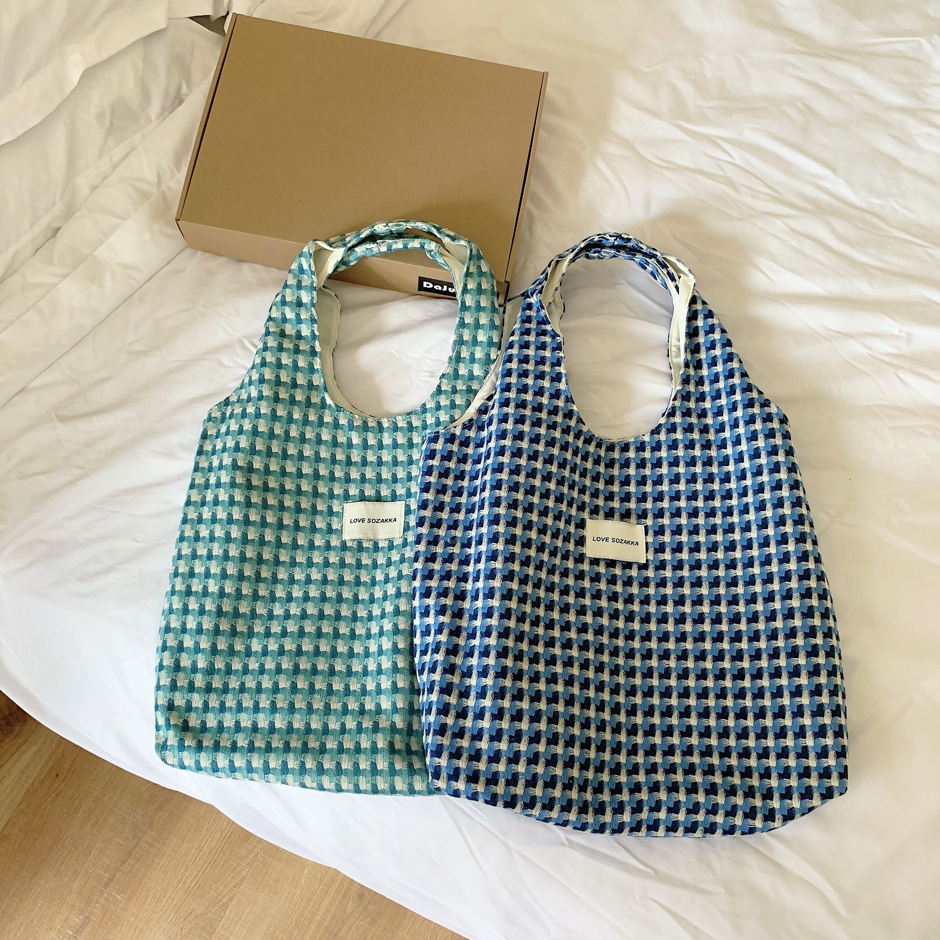 28161 Korean version refreshing lake blue vest bag, fashionable checked woven hand-held shoulder bag, student class cloth bag Specification drawing