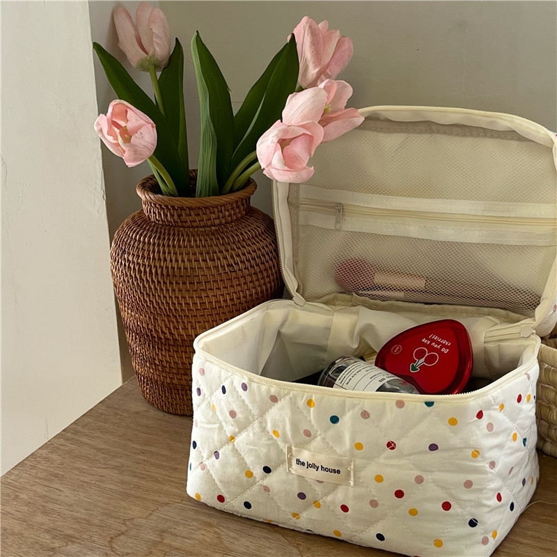 Original makeup bag for women, new portable large-capacity, girlish cartoon polka dot cosmetics storage bag and toiletry bag Application Scenario