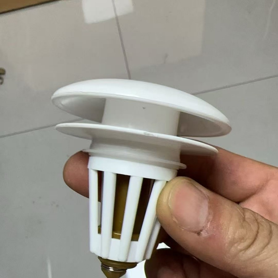 Washbasin face, ceramic drain plug, bouncing core, universal drain plug for ceramic basins, press and bounce for drainage Application Scenario