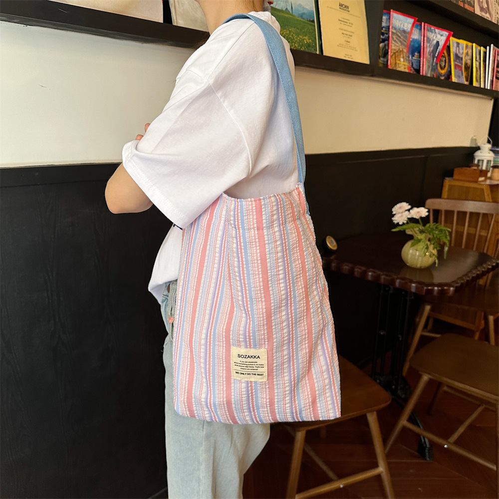 46103 Pleated striped color-blocking single-shoulder bag, fresh and versatile, large-capacity canvas bag, schoolbag for female students Application Scenario