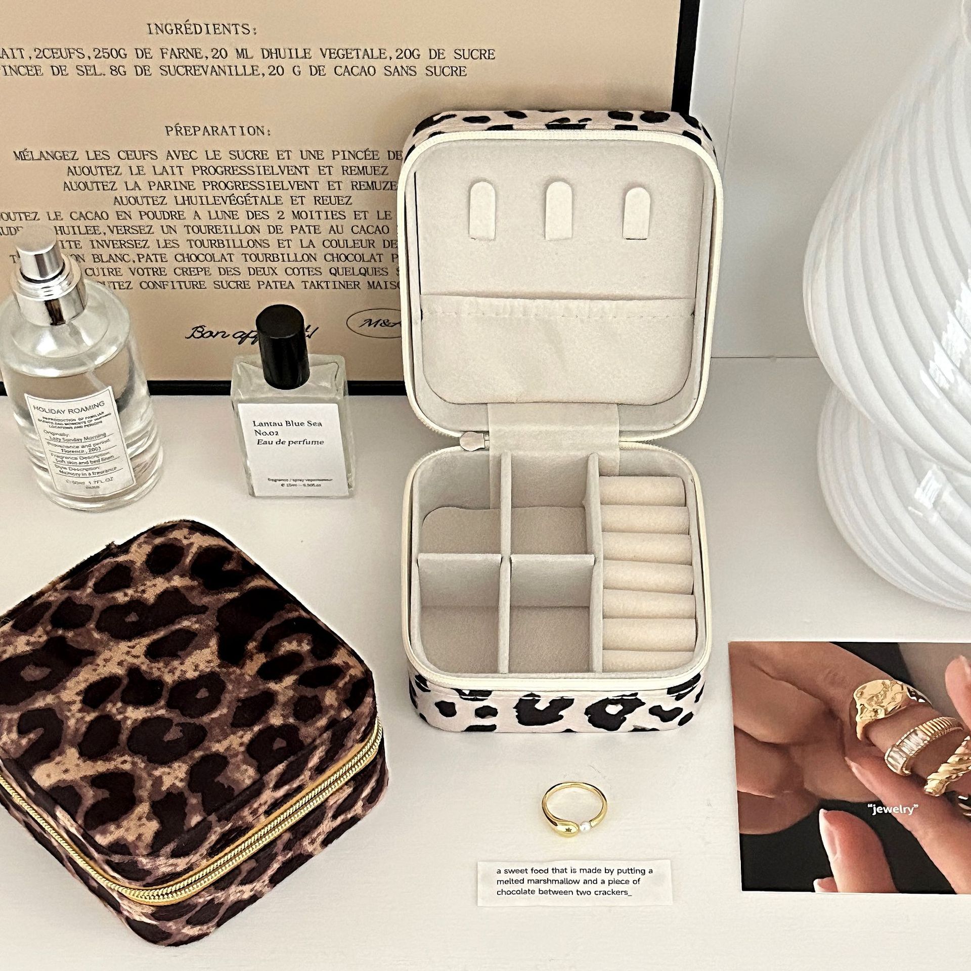 The leopard print jewelry box for women's 2024 new style is paired with a small and exquisite necklace box for jewelry, stud earrings, ring storage Application Scenario