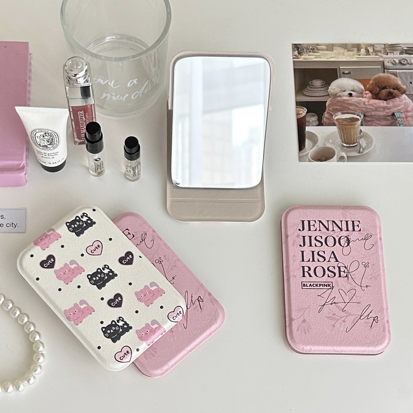 Cute mini folding mirror, girlish heart, portable makeup mirror, portable handheld touch-up mirror, desktop dressing mirror for girls Application Scenario