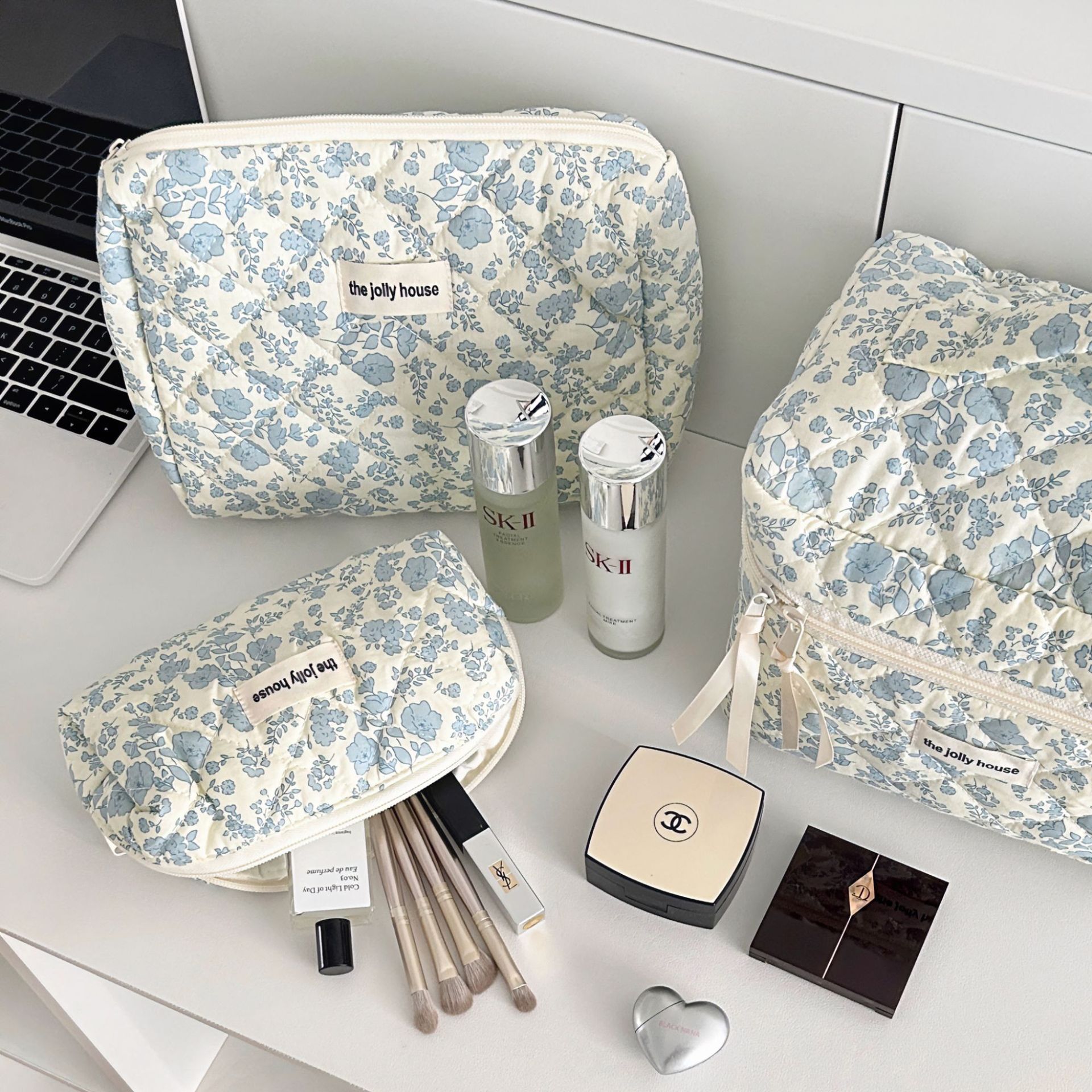 Fresh and delicate floral makeup bag, large-capacity cosmetics storage bag, portable hand-held toiletry bag, makeup bag for girls details Picture
