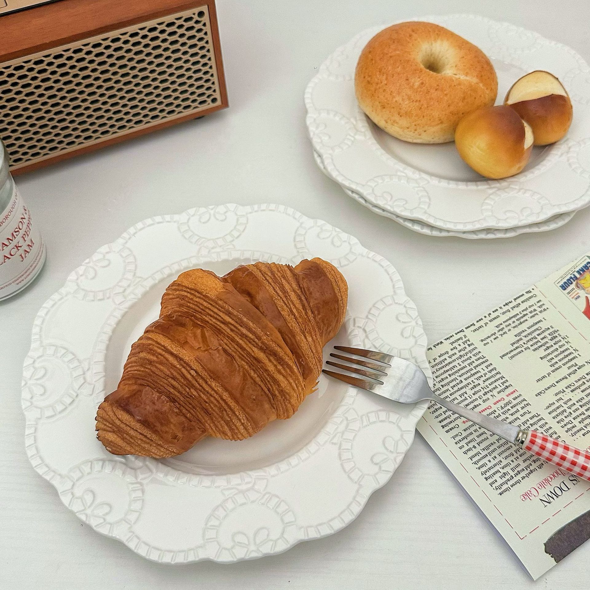 Baroque relief plate, French retro cream style dessert plate, home breakfast plate, high appearance level, solid color ceramic tableware full figure