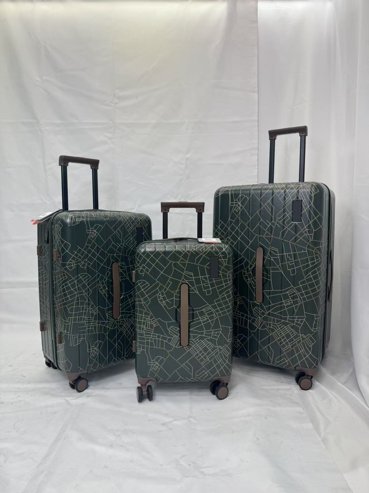 The PC suitcase features a fashionable appearance and lightweight design, making it a must-have for travel details Picture