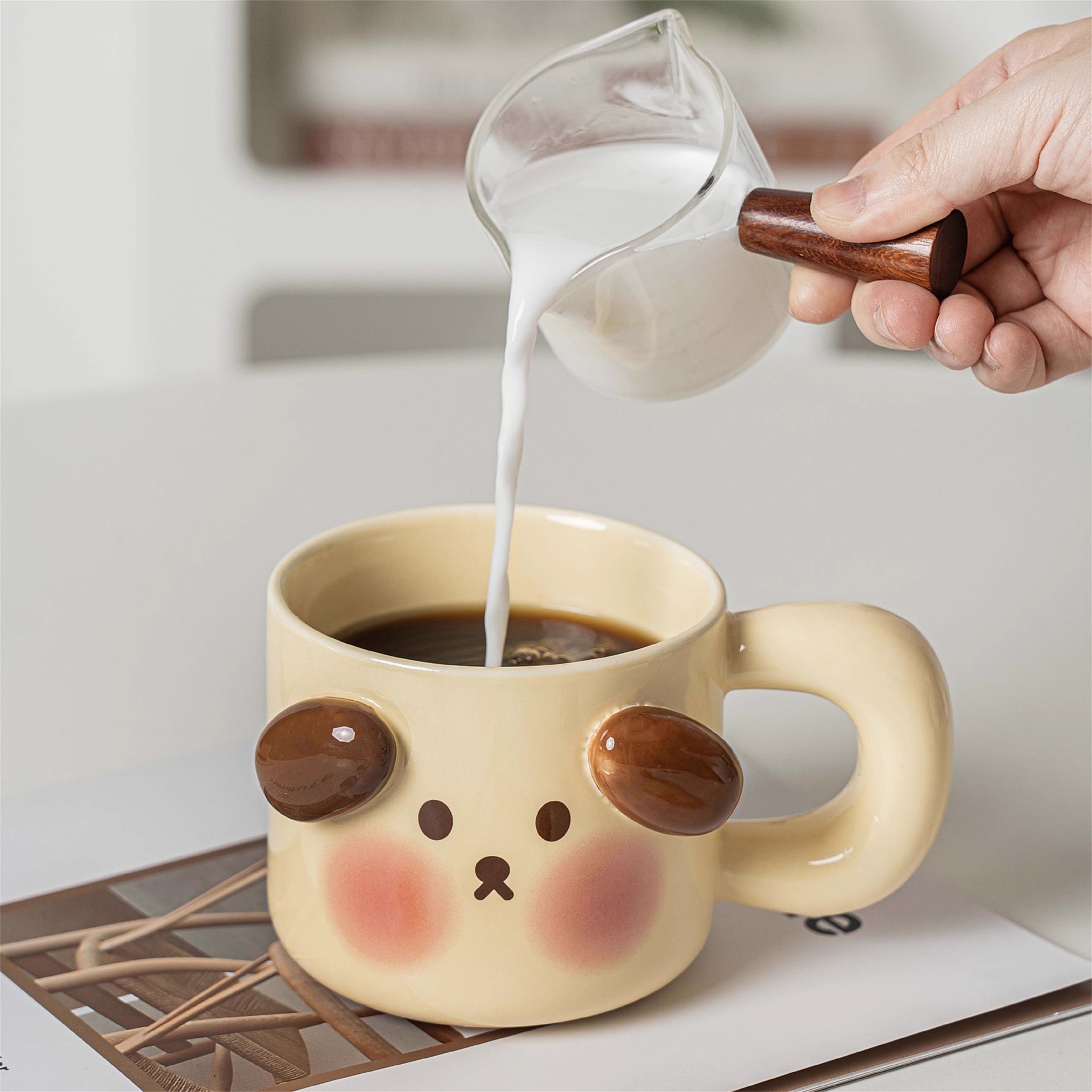Cute little pig mugs with LIDS, ladles, birthday gifts for girls, ceramic cups, office home, couple coffee water cups Application Scenario